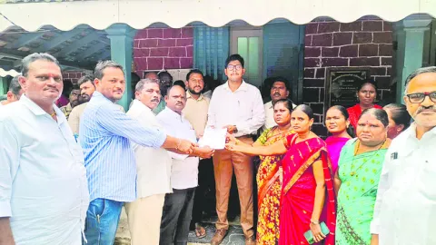 సచివాలయ ఉద్యోగుల ఆందోళన 