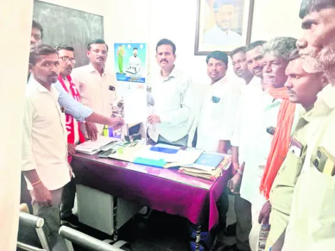 జీపీ కార్మికులకు పెండింగ్‌ వేతనాలివ్వాలి 