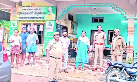 మంత్రి లక్ష్మణ్‌కుమార్‌ను  కలిసిన ఎమ్మెల్యే దొంతి