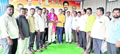 గిరిజనులకు అండగా కాంగ్రెస్‌ ప్రభుత్వం 