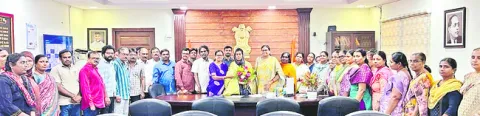 కలెక్టర్‌ను అభినందించిన ఎన్‌జీఓ నాయకులు 