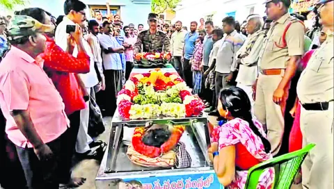 అశ్రునయనాలతో హవల్దార్‌కు అంత్యక్రియలు