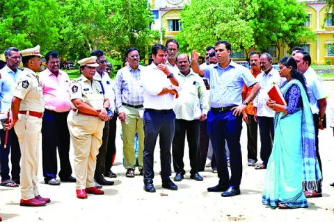 అధికారులందరూ సమన్వయంతో పనిచేయండి