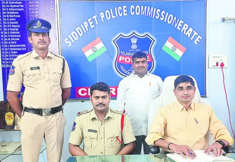 లోన్‌ ఇప్పిస్తానని డబ్బులు వసూలు 