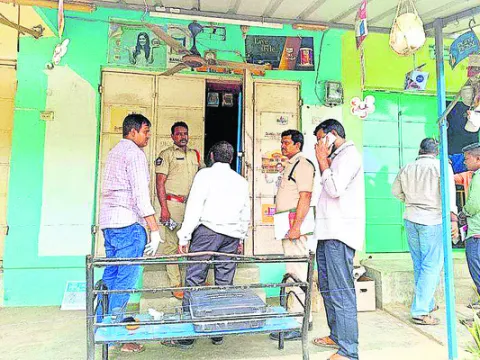 హార్డ్‌వేర్‌ షాపులో చోరీ   