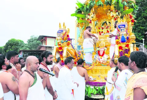 స్వర్ణరథంపై ఆదిదంపతులు 