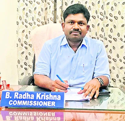 ఘన్‌పూర్‌ మున్సిపల్‌ కమిషనర్‌గా రాధాకృష్ణ