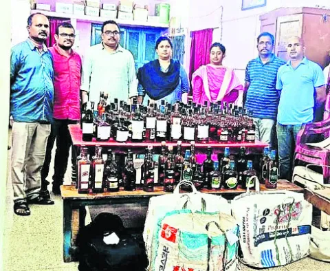 రూ.1.5 లక్షల డిఫెన్స్‌ మద్యం స్వాధీనం