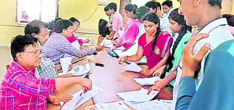 సజావుగా పాలిసెట్‌ ర్యాంకర్ల సర్టిఫికెట్ల పరిశీలన 