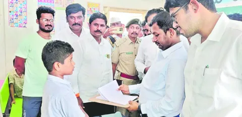 కలల సాకారానికి చదువే మార్గం 