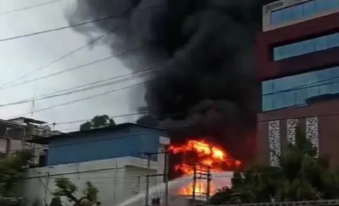 Massive Fire Breaks Out At Noida Private Firm12