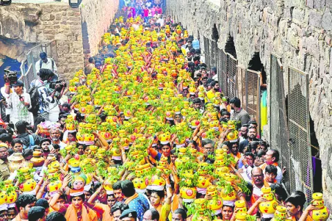 కొండంత బోనం.. కోటంత సంబురం