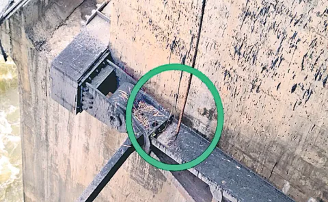 Jurala Project 4th gate iron rope was damaged