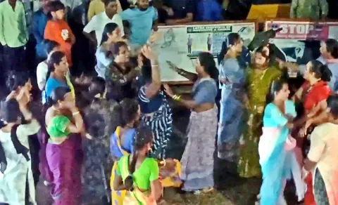 Transgenders Fight on Road