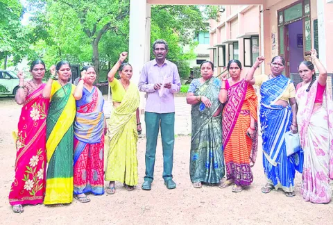 ‘మధ్యాహ్న’ కార్మికుల   సమ్మె నోటీసు
