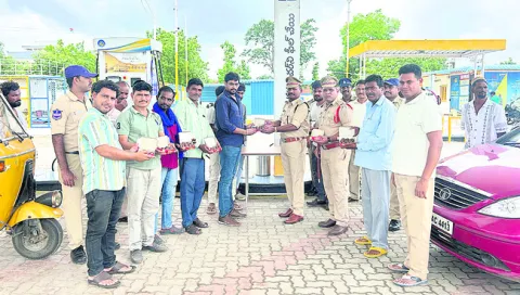 జైళ్లశాఖ ఆధ్వర్యంలో సీడ్‌ బాల్స్‌ పంపిణీ