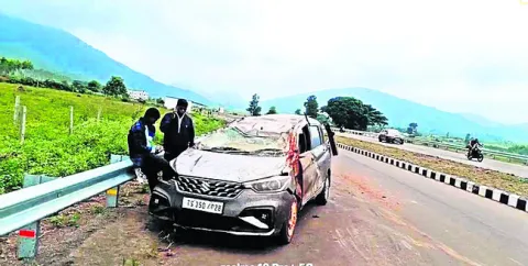 పర్యాటకుల కారుకు ప్రమాదం
