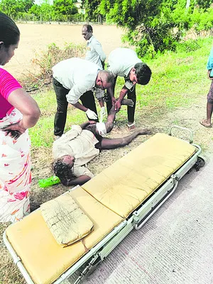 రోడ్డు ప్రమాదంలో వ్యక్తికి తీవ్ర గాయాలు 