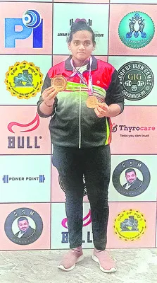 పవర్‌ లిఫ్టింగ్‌ ఓవరాల్‌ చాంపియన్‌ లక్ష్మి 
