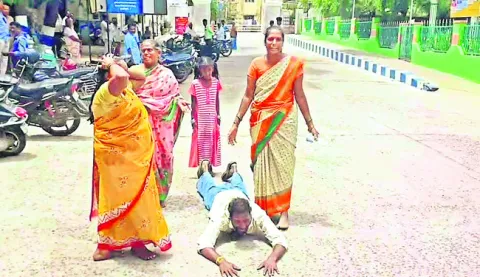 కలెక్టరేట్‌ ఎదుట కుటుంబ సభ్యులతో ఆత్మహత్యాయత్నం 