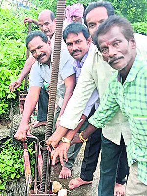 పొలాలకు నీరు విడుదల 