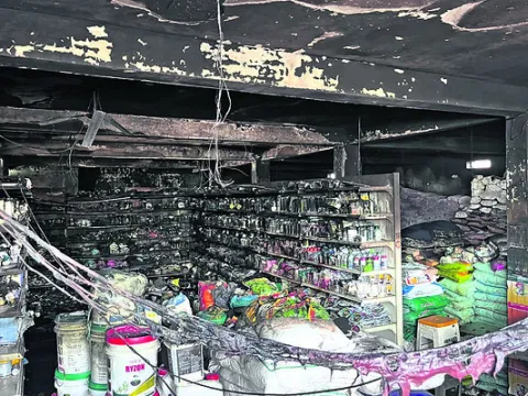 షార్ట్‌ సర్క్యూట్‌తో ఎరువుల దుకాణం దగ్ధం