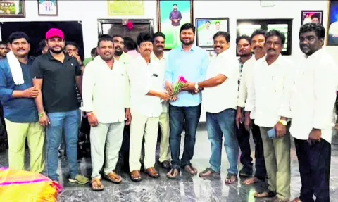 మాజీ ఎమ్మెల్యే దృష్టికి కొల్లేరు సమస్యలు 