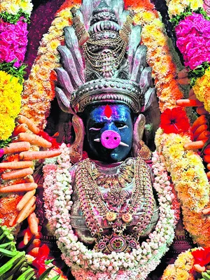 వారాహి అవతారంలో పద్మాక్షీదేవి