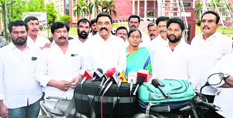 వైఎస్సార్‌ సీపీ కార్యకర్తలపై టీడీపీ కక్ష సాధింపు
