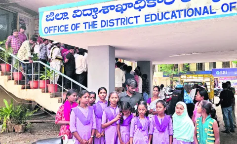 సార్‌.. మాకెందుకు పుస్తకాలు ఇవ్వరు?