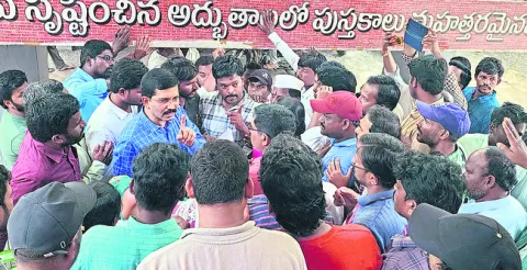 పేద విద్యార్థులకు అందని ఉచిత విద్య 
