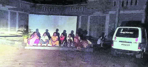 అంధకారంలో అవస్థలు 