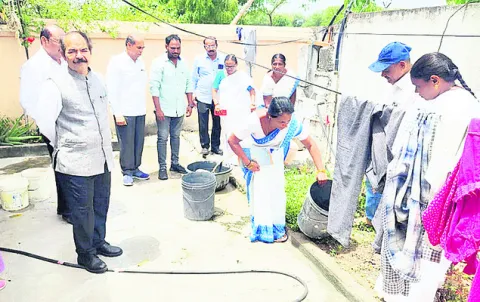 పరిసరాలు శుభ్రంగా  ఉంచుకోవాలి
