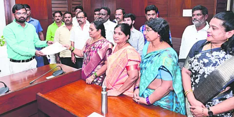 కమిషనర్‌ V/s మేయర్‌