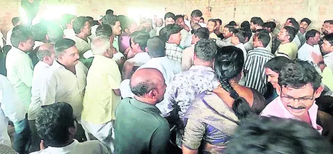 రసాభాసగా టీడీపీ గ్రామ కమిటీల ఎన్నిక సమావేశం 