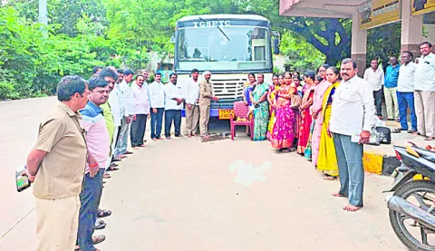 పుణ్యక్షేత్రాలకు బయలుదేరిన బస్సులు 