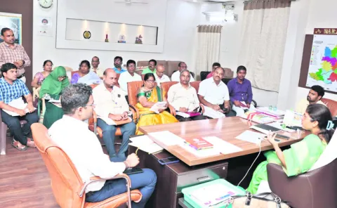 పంద్రాగస్టులోగా దరఖాస్తులను పరిష్కరించాలి