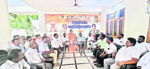 ప్రభుత్వం చేసే పనులను ప్రజలకు తెలపాలి