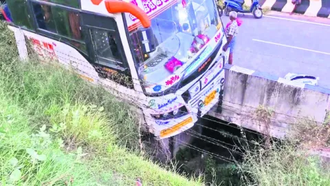 కాలువలోకి దూసుకెళ్లిన టూరిస్టు బస్సు 