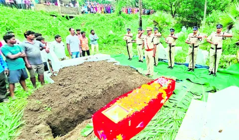 అధికార లాంఛనాల బ్లెస్సన్‌ అంత్యక్రియలు