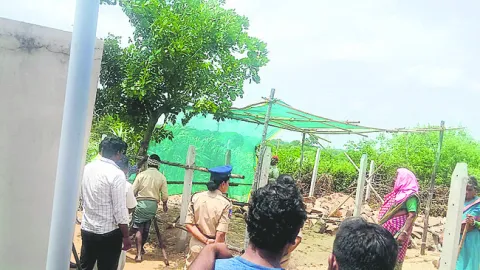 బందోబస్తు మధ్య గుడిసె తొలగింపు 