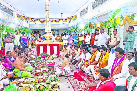 శాస్త్రోక్తంగా ధ్వజారోహణం 