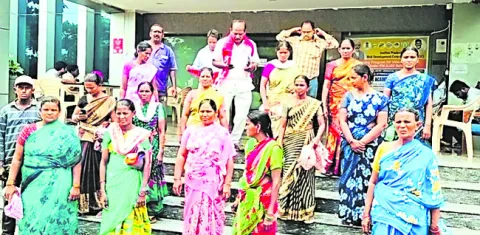 జీతాల పెంపు, పింఛన్‌ పునరుద్ధరణ కోరుతూ నిరసన 