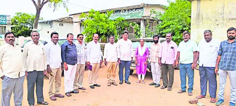 సైన్స్‌ టీచర్‌పై సస్పెన్షన్‌ ఎత్తివేయాలి