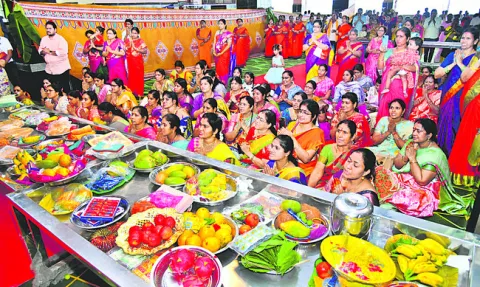 ప్రణమిల్లిన భక్తజనం 