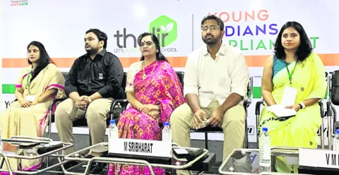 దేశ నిర్మాణంలో యువత కీలకం