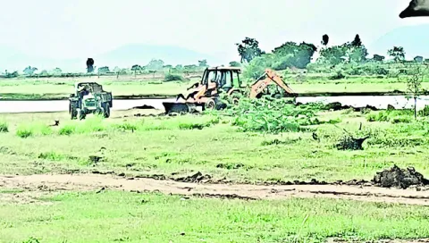 కారేపల్లి చెరువులో మట్టి తవ్వకాలు