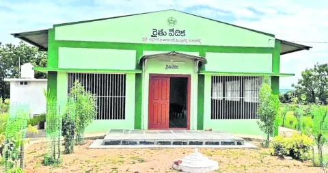 రైతు వేదిక.. భారం కాదిక