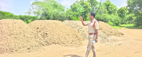 భారీగా మట్టి డంప్‌ 
