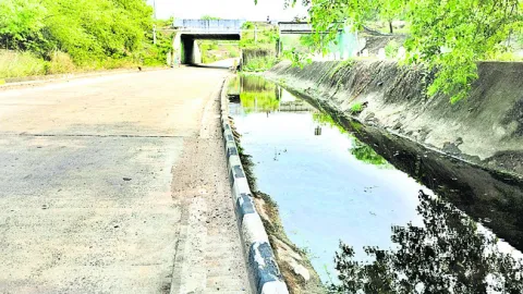 ట్రాఫిక్‌ నిబంధనలు బేఖాతరు 
